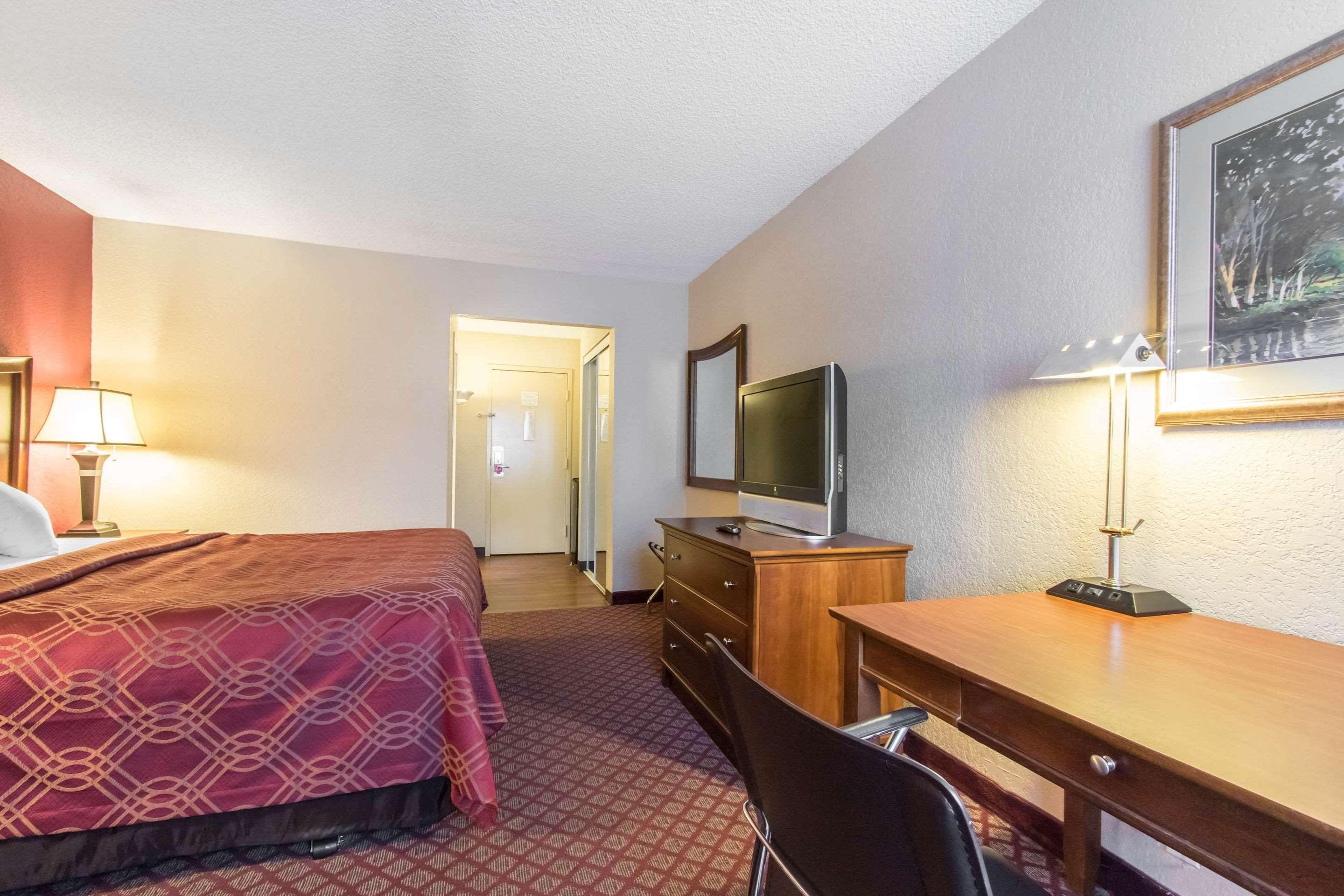 Econo Lodge Inn & Suites Джоплін Екстер'єр фото