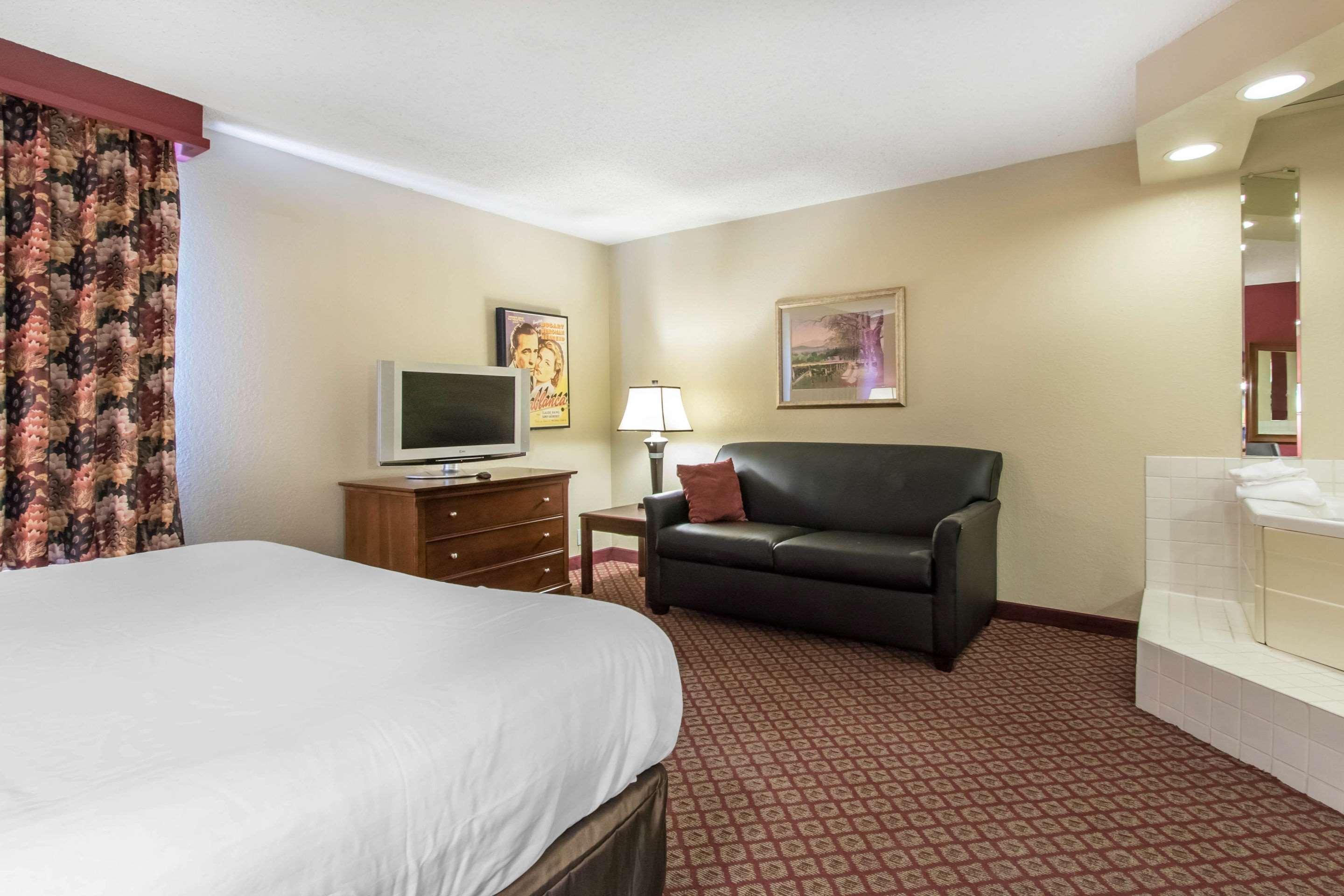 Econo Lodge Inn & Suites Джоплін Екстер'єр фото